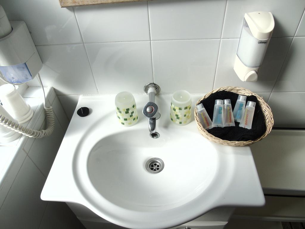 Hostal Aribau Барселона Екстер'єр фото