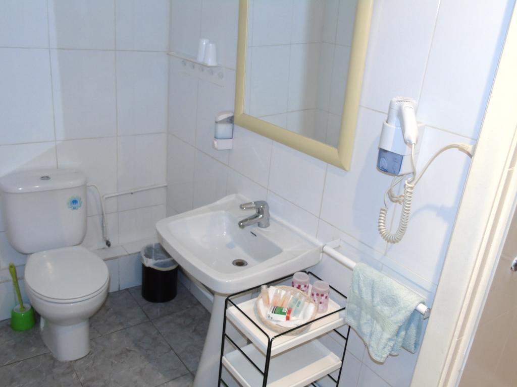 Hostal Aribau Барселона Екстер'єр фото