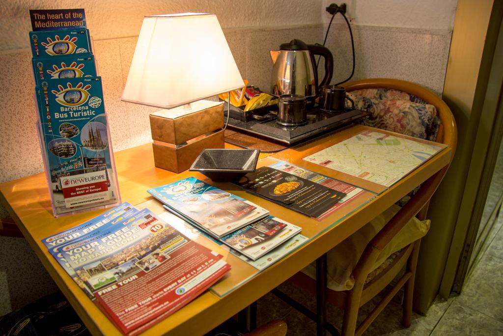 Hostal Aribau Барселона Екстер'єр фото