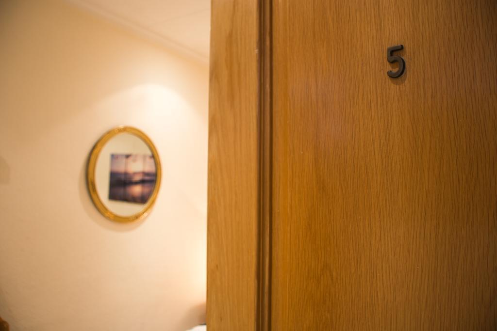Hostal Aribau Барселона Екстер'єр фото