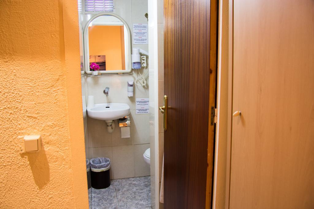 Hostal Aribau Барселона Екстер'єр фото