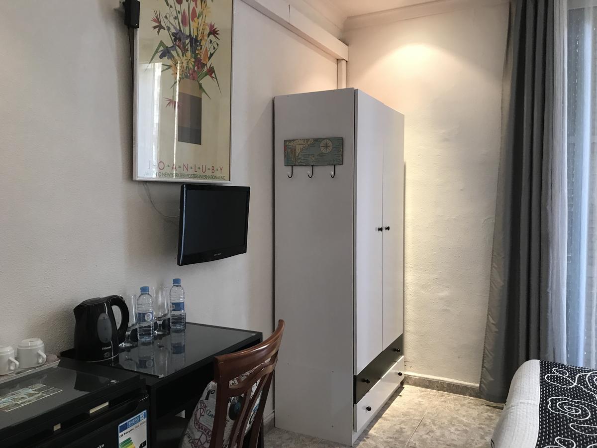 Hostal Aribau Барселона Екстер'єр фото