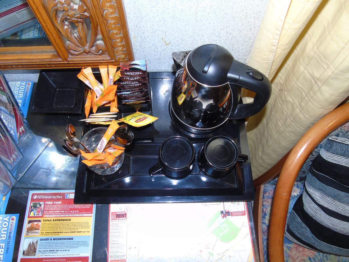 Hostal Aribau Барселона Екстер'єр фото