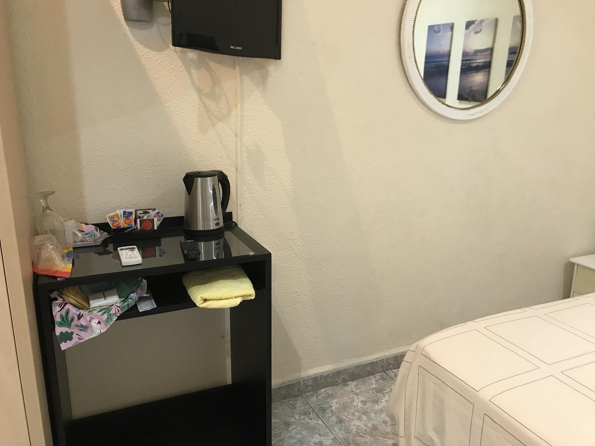 Hostal Aribau Барселона Екстер'єр фото
